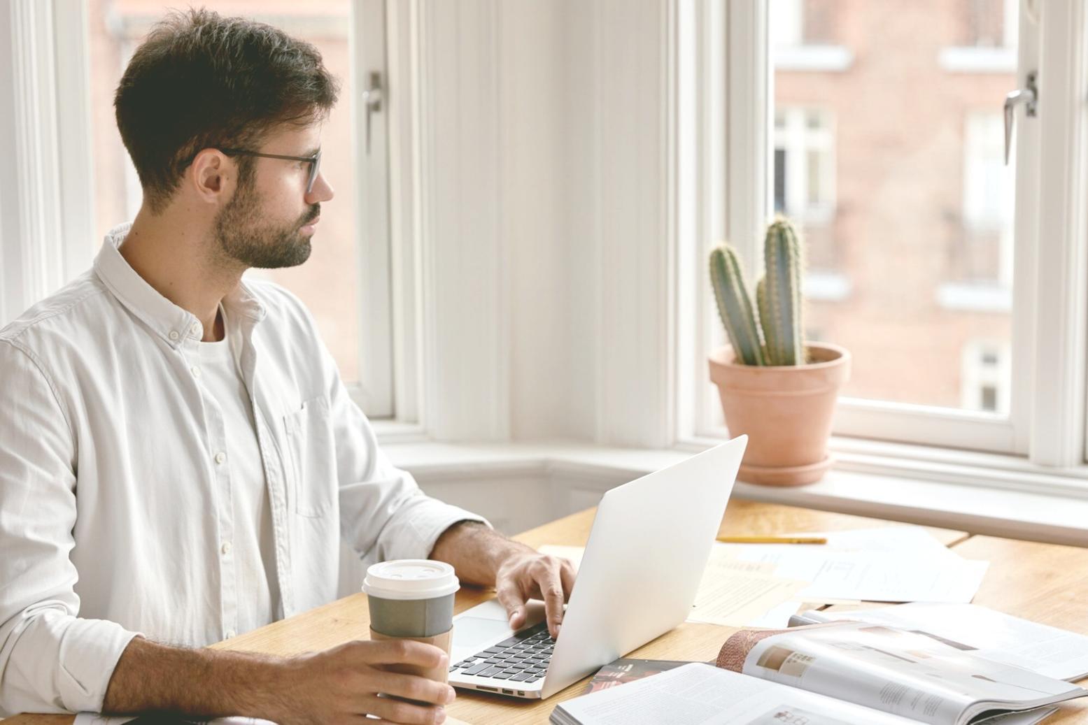 Profesionales analizando presupuestos empresariales