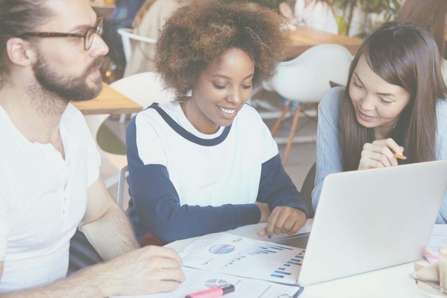 Profesionales analizando presupuestos empresariales en una reunión